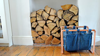 How to make a trendy DIY magazine rack with an old pair of jeans and some copper pipping.