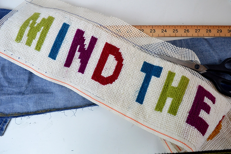 Mind The Gap Draught excluder - Pillarboxblue