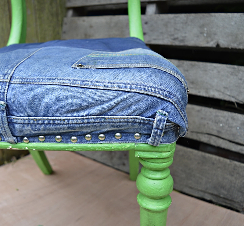 Upholster chairs in denim by upcycling old jeans. Step by step tutorial