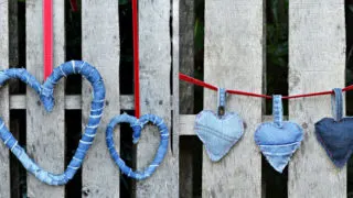 Upcycle your old jeans into denim hearts 2 different ways for Valentine's. One a wreath the other a padded keyring.