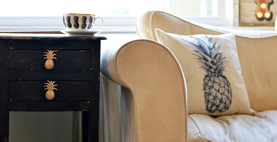 Pineapple stenciled furniture: I love pineapples and upcycled this thrift store console table with a fun pineapple themed makeover.