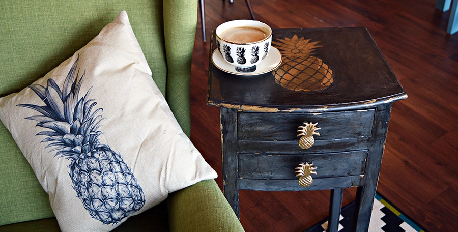 Pineapple stenciled table: I love pineapples and upcycled this thrift store console table with a fun pineapple themed upcycle.