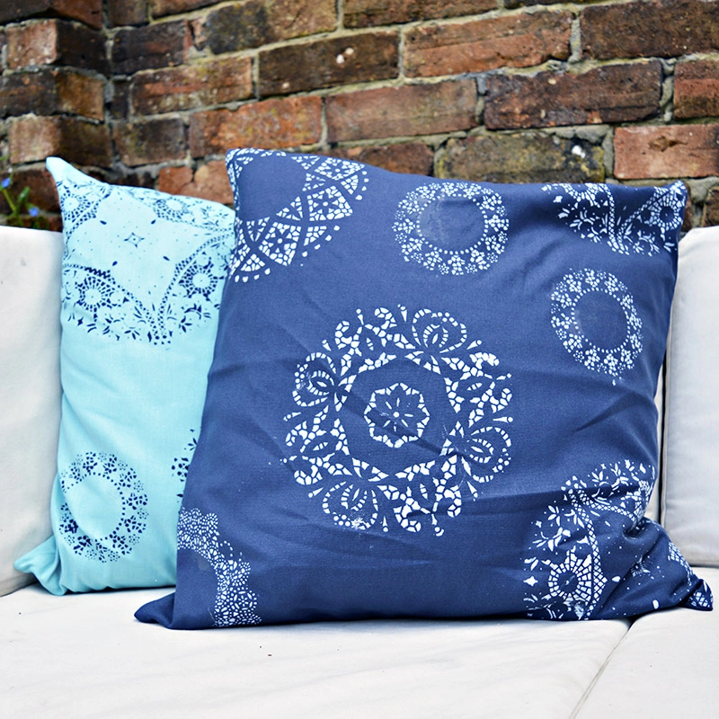 Amazing transformation of plain pillows by simply using  paper doily stencils.