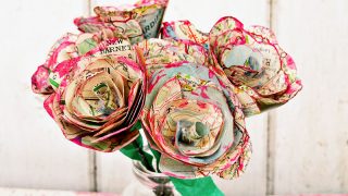 Step by step tutorial on how to make this gorgeous table decoration of map roses. They also make a great Valentine's gift as you can personalize with the maps.