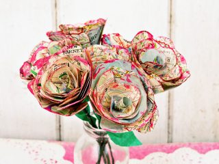 Step by step tutorial on how to make this gorgeous table decoration of map roses. They also make a great Valentine's gift as you can personalize with the maps.