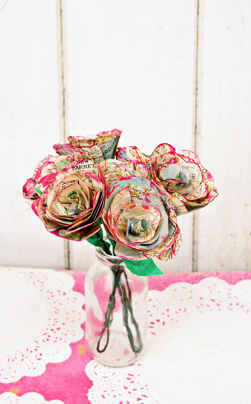 Step by step tutorial on how to make this gorgeous table decoration of map roses.  They also make a great Valentine's gift as you can personalize with the maps.