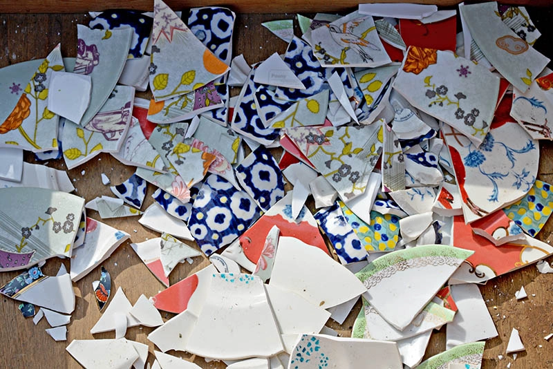 Smashed crockery for mosaic wall planter