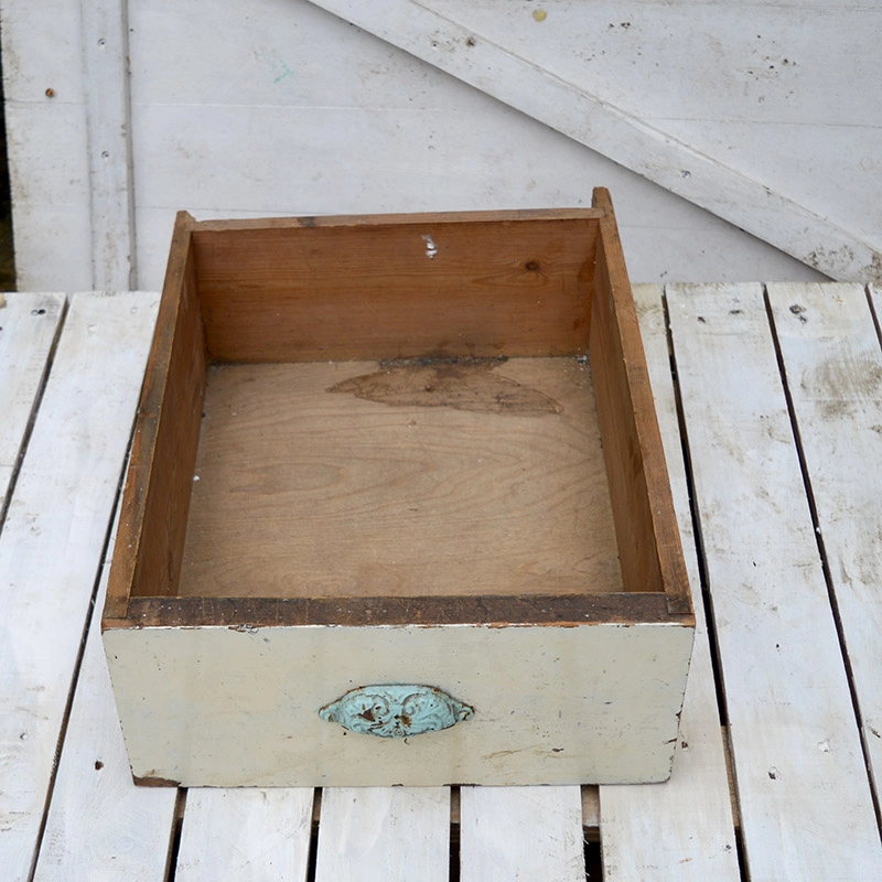 Beautiful DIY Wall Shelves of Used Drawers