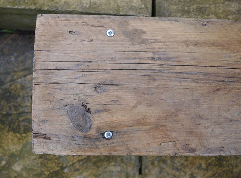 Attaching legs to scaffolding board bench