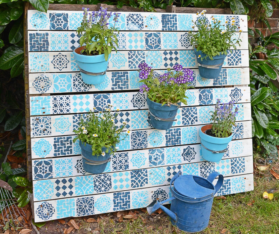 Painted wood pallet diy to brighten up your garden.