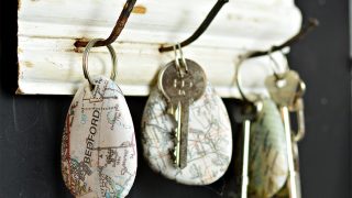 Printed map rock keychains
