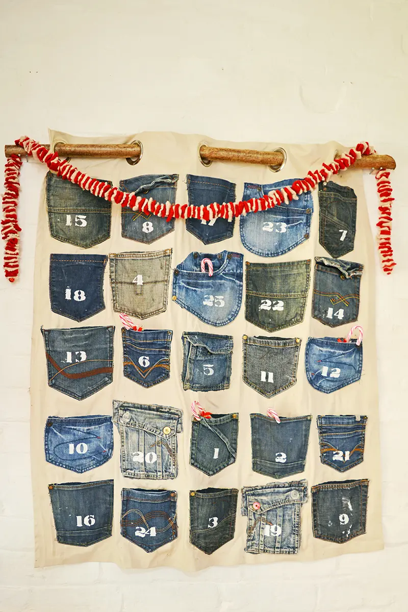 Homemade advent calendar made from the families jeans pockets. A really easy no so rustic Christmas calendar for that farmhouse/industrial look.