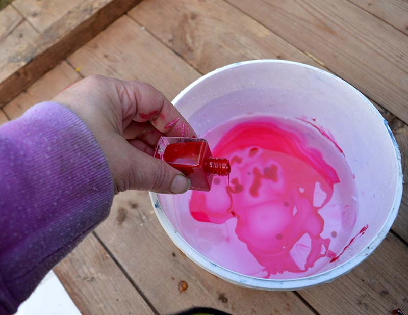 pouring nail polish onto water for marbilising