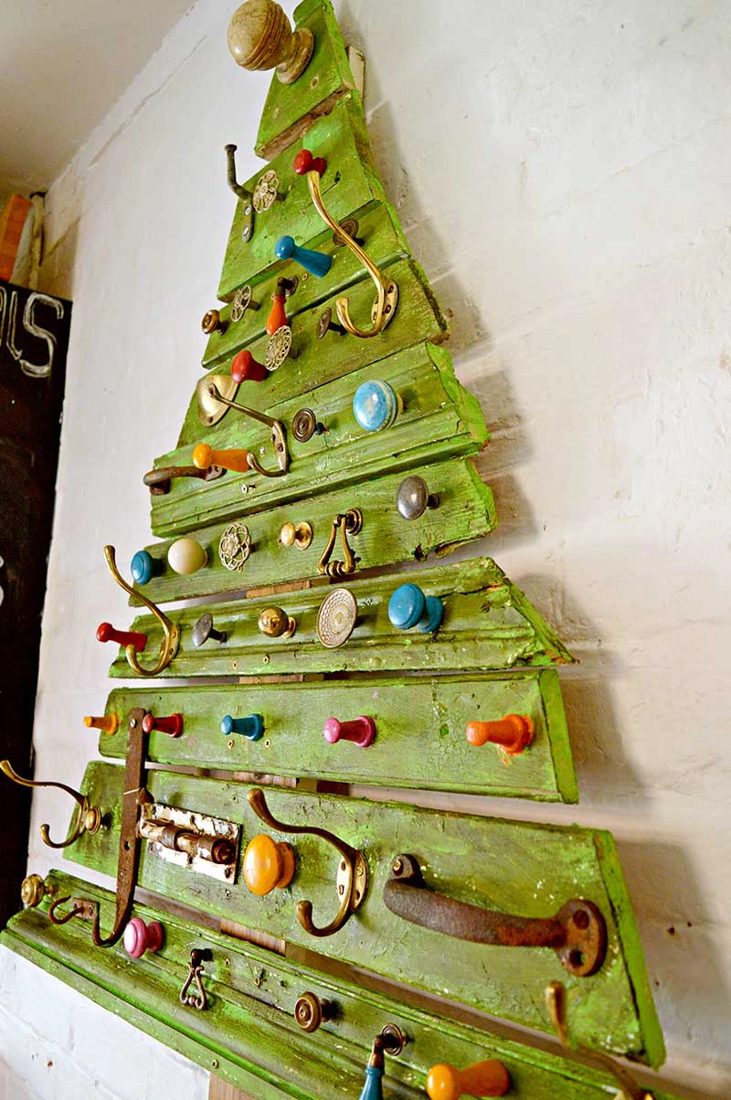 Use architectual salvage from skips and dumpsters to make a unique DIY wooden Christmas tree.  Hang it on the wall for the perfect flat Christmas tree