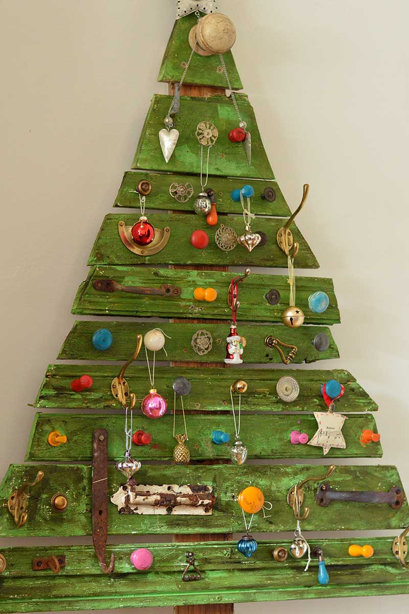 How to make an upcycled wooden christmas tree 