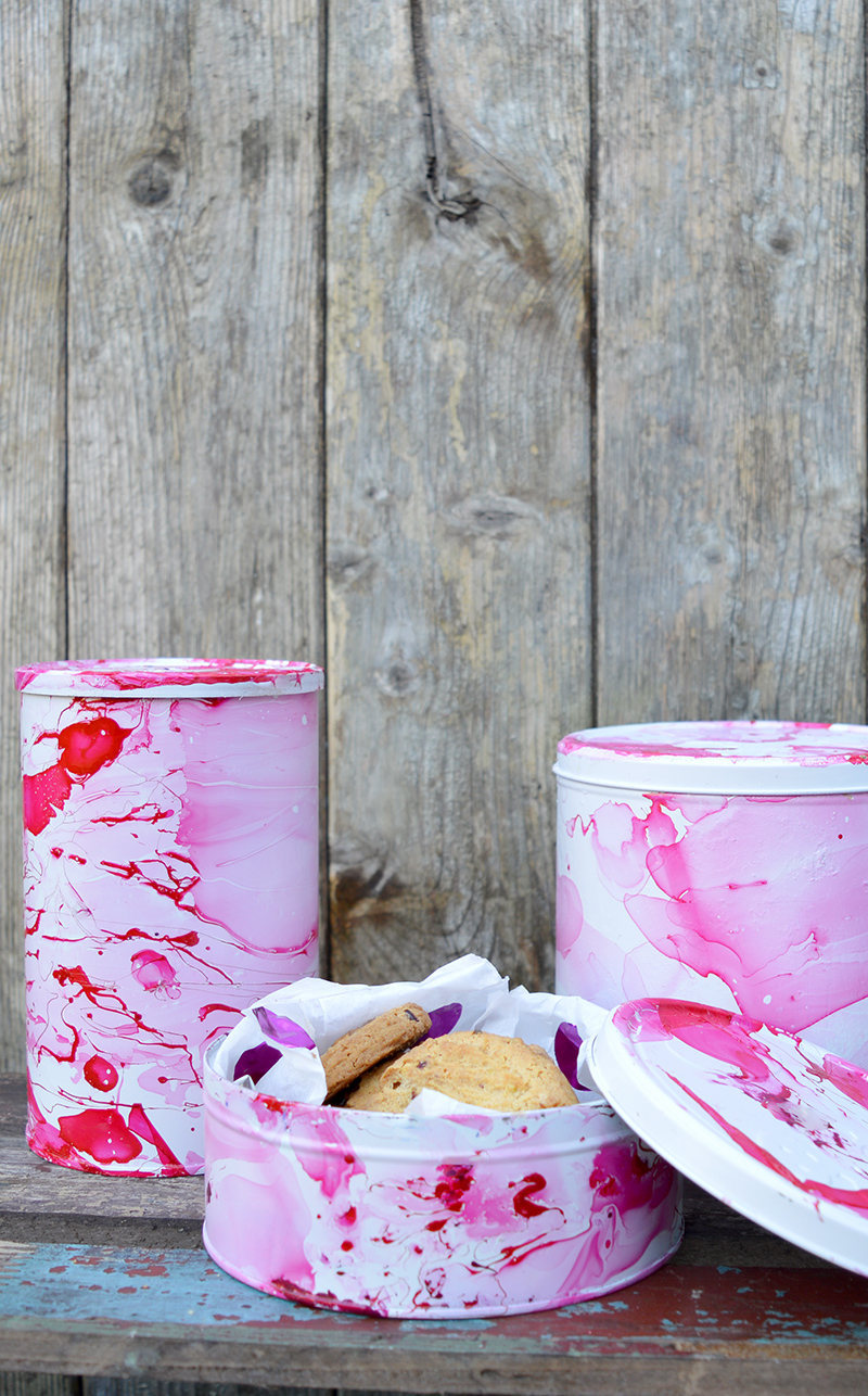 Have you got some old coffee and cookie tins, then why not upcycle tins into something much more gorgeous.  With a faux marble effect. 