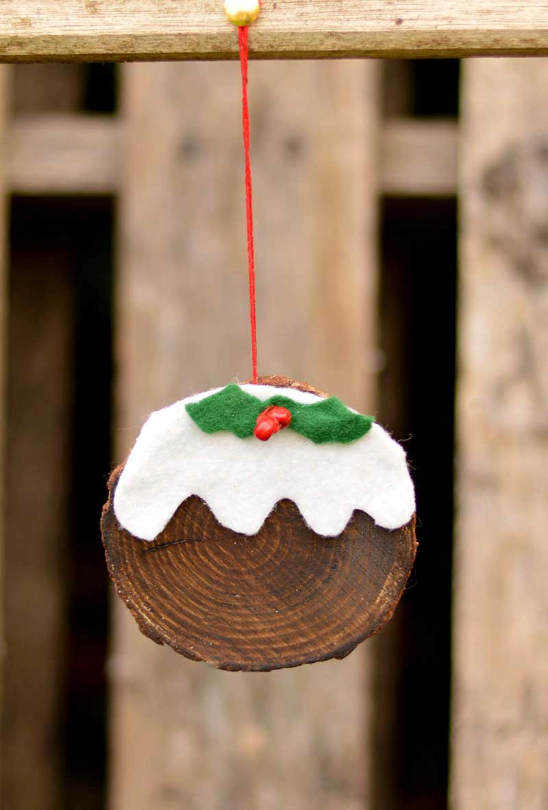 This is a really fun and simple 10 minute Christmas craft.  Make a wood slice ornament that looks just like a Christmas pudding.  They can even be used tags.