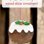 This is a really fun and simple 10 minute Christmas craft. Make a wood slice ornament that looks just like a Christmas pudding. They can even be used tags. #christmaspudding #christmasornament #woodslice #christmasdecoration #handmadechristmas