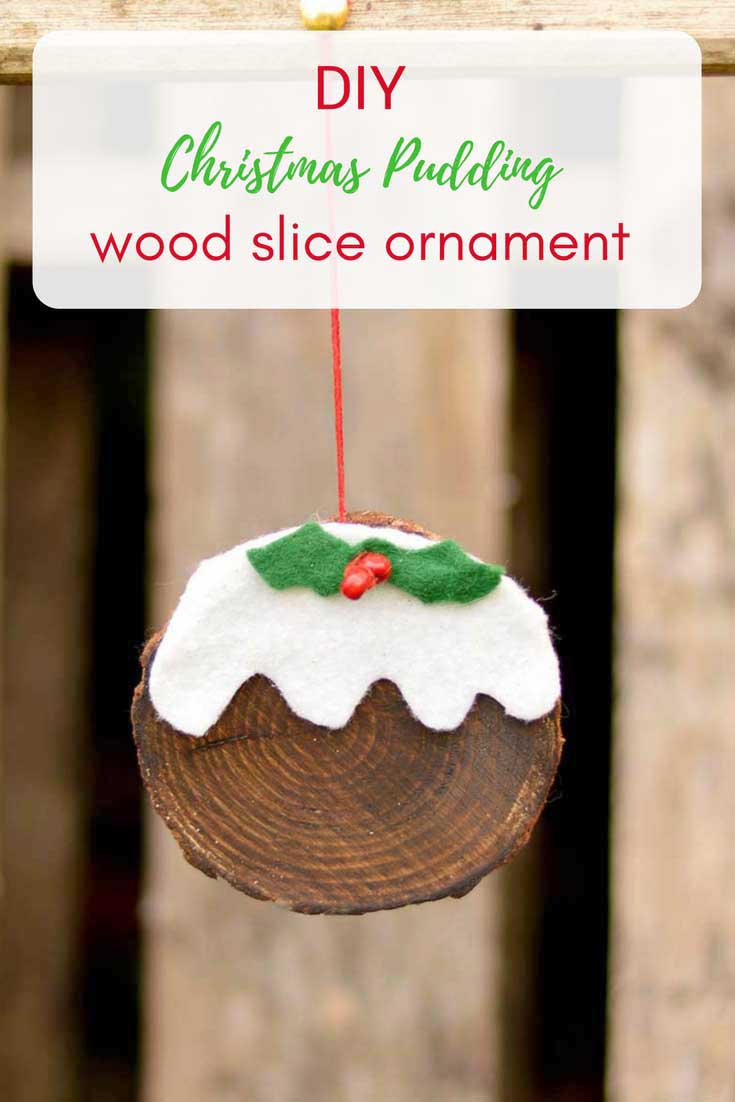 This is a really fun and simple 10 minute Christmas craft.  Make a wood slice ornament that looks just like a Christmas pudding.  They can even be used tags. #christmaspudding #christmasornament #woodslice #christmasdecoration #handmadechristmas