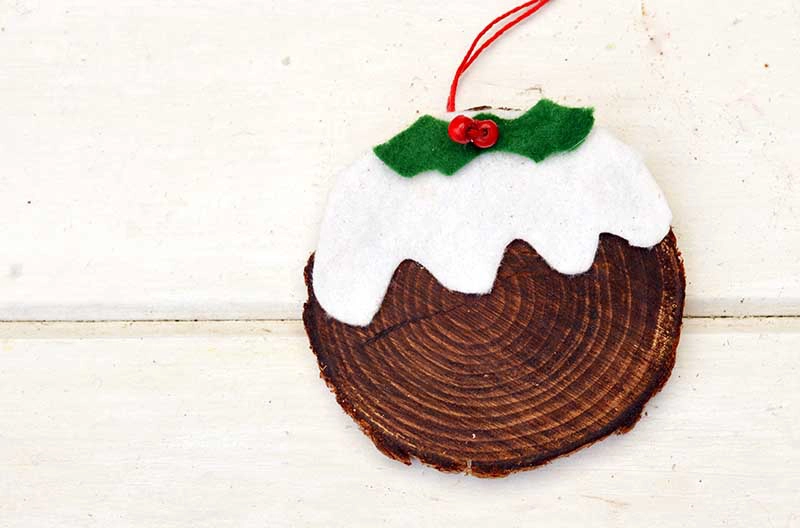 So simple to make Christmas pudding wood slice ornament