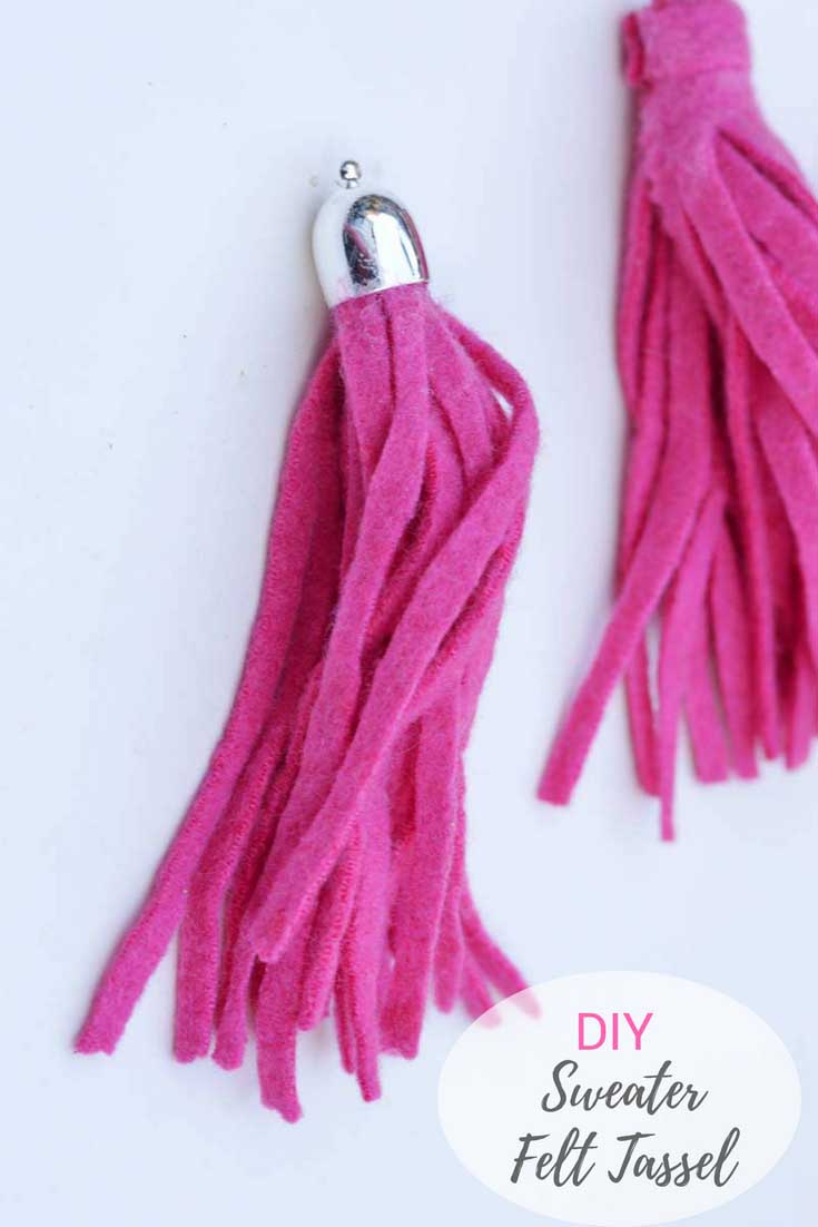 Repurpose sweater scraps into fun felt tassels. They make a lovely keychain or a gorgeous gift topper. Make a few and hang them into a lovely garland. #feltgarland #felt #sweaterupcycle #tassel #felttassel