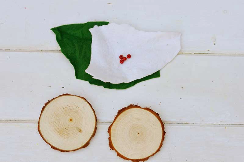 What you need to make Christmas tree felt wood slice ornament