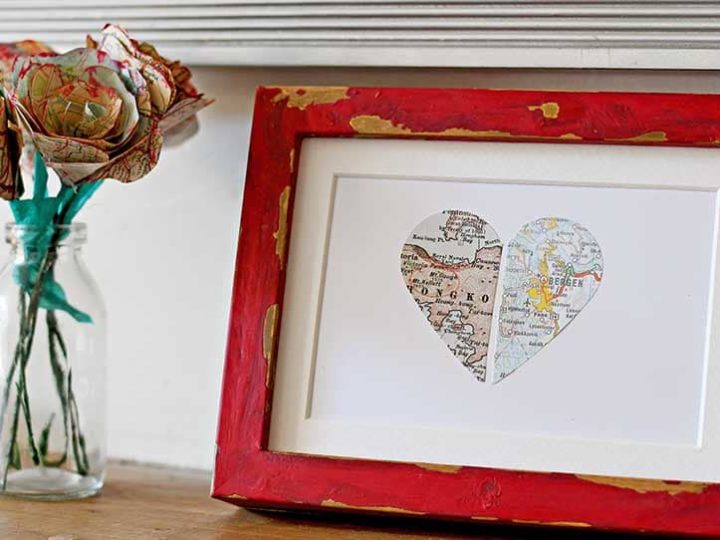 Personalized map gift paper heart in red frame