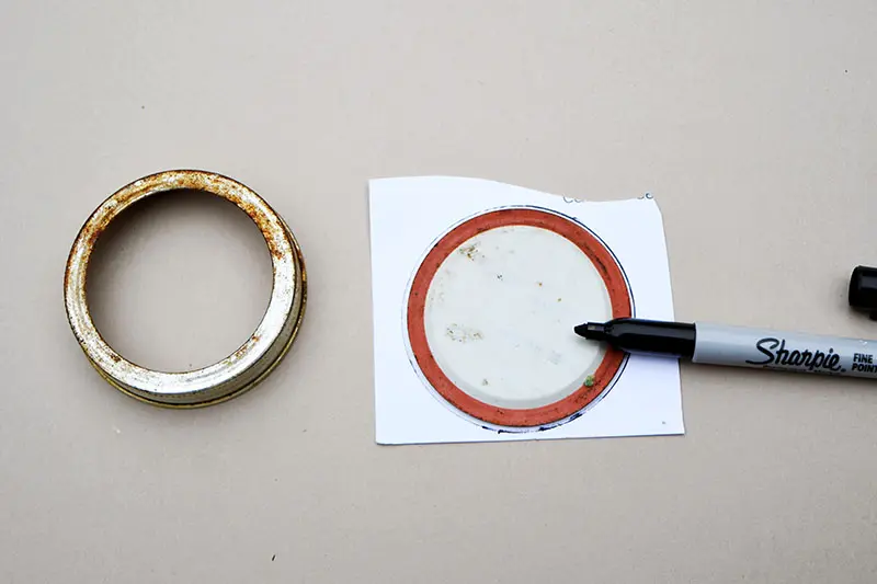 Drawing round mason jar lid