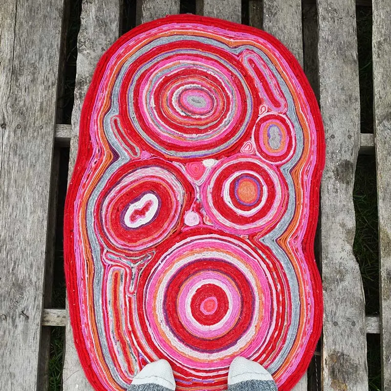 Sweater felt rug in pinks and red