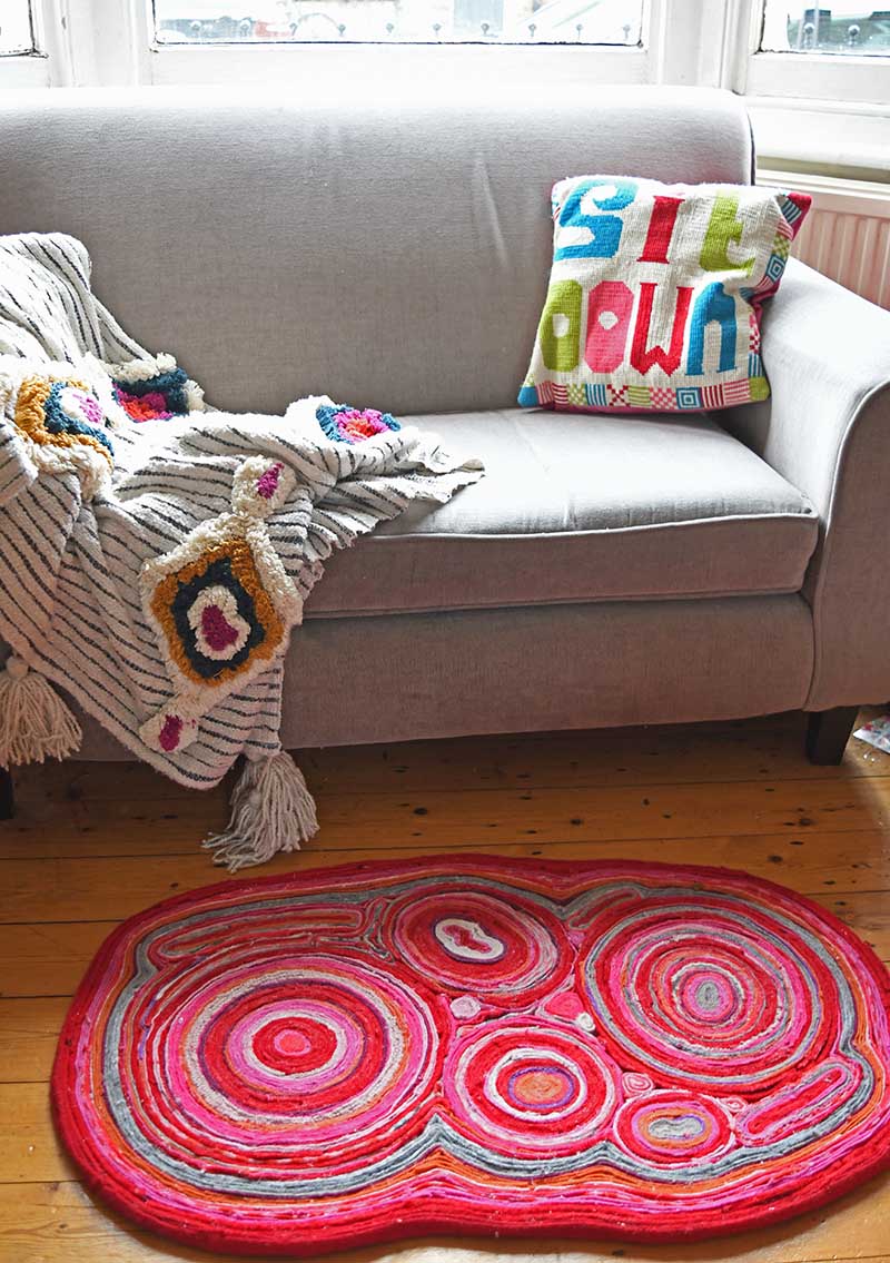 Sweater felt rug in lounge