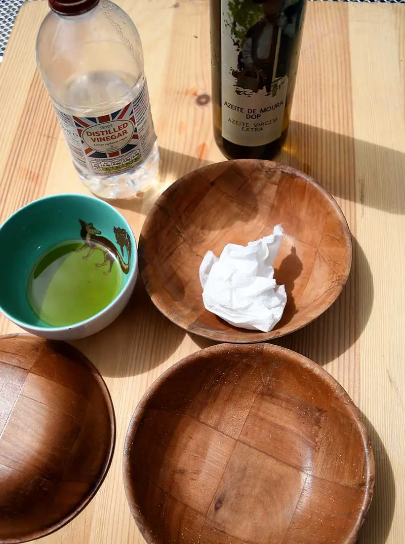 cleaning wooden bowls with oil and vinegar