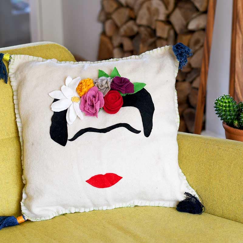 Free pattern for a felt flower Frida Kahlo cushion