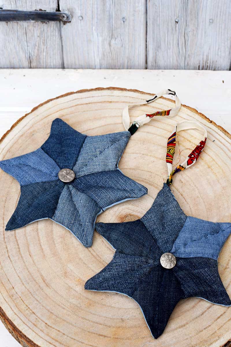 DIY_quilted_denim_stars_on_wood