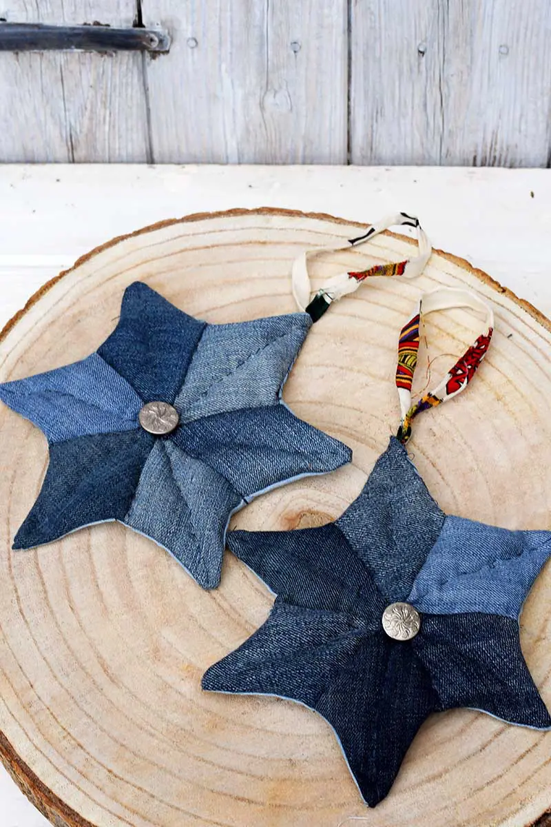 DIY_quilted_denim_stars_on_wood