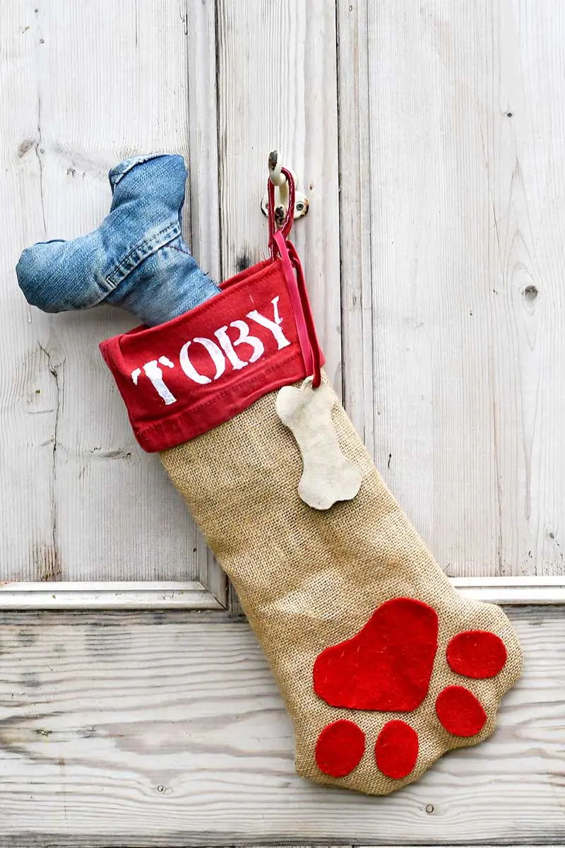 Free pattern for a DIY personalized dog Christmas stocking