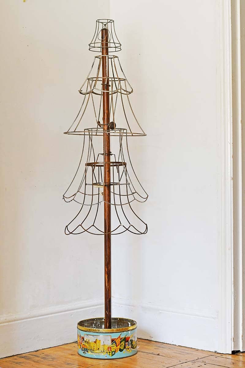 Wiederverwendete Lampendraht rustikaler Weihnachtsbaum