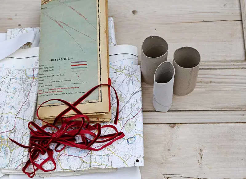 what you need to make map Christmas crackers 