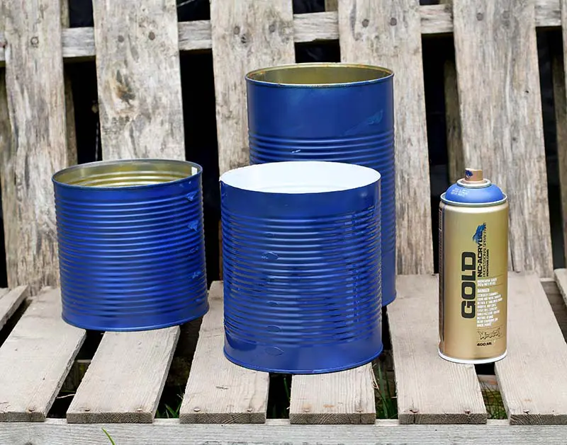 bkue note spray painted tin cans