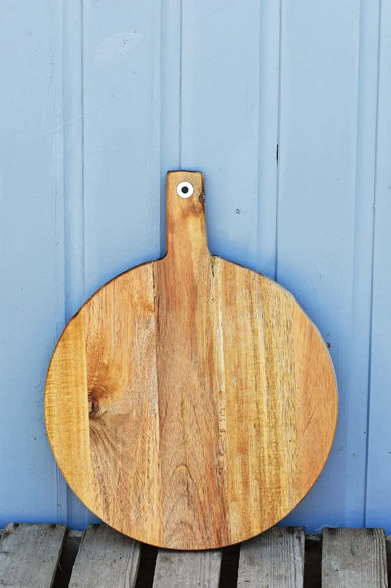 Round chopping board with handle