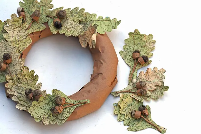 Map leaf wreath