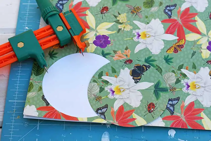 Cutting wrapping paper disc