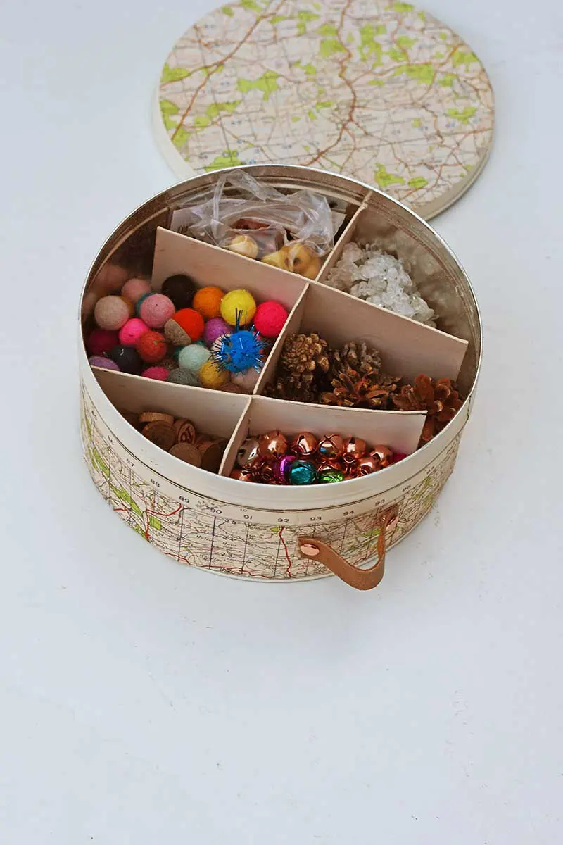 Map tin can with dividers