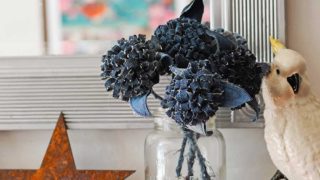 Jeans pom pom flowers Mantle