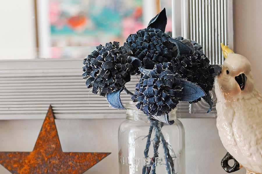 Jeans pom pom flowers Mantle