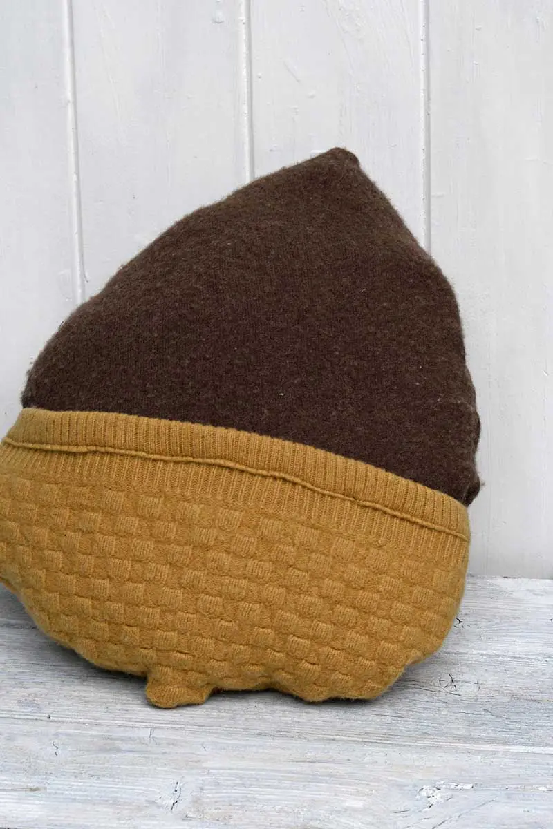 DIY sweater pillows for fall acorn pillow