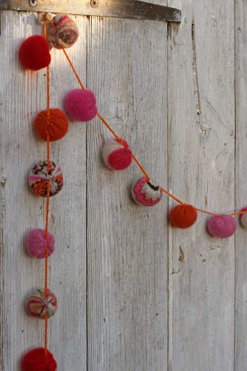 Sweater ball Christmas garland