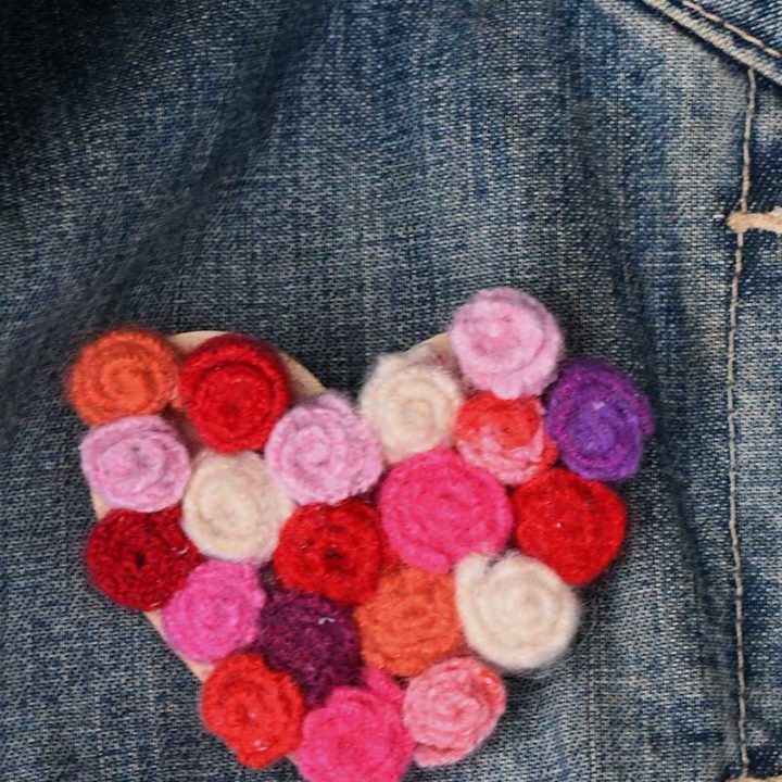 How to Make a DIY Heart-Shaped Button Brooch, Pin, or Pendant - FeltMagnet
