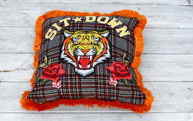 Civic Hospital jeg er enig How To Make an Upcycled Gucci Inspired Tiger Pillow - Pillar Box Blue