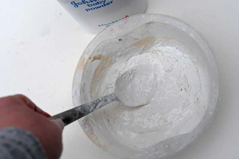 stirring-paint-and-powder 