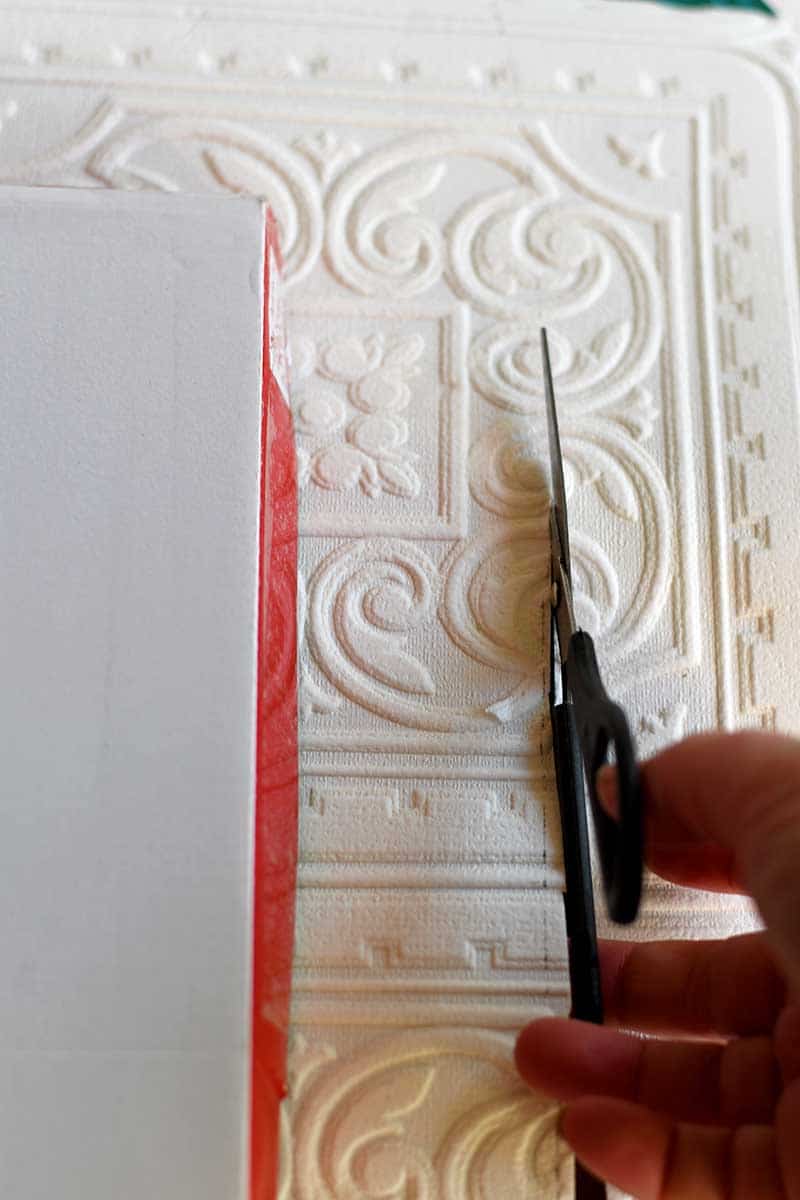 Cutting the wallpaper
